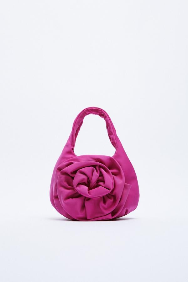Bolso de color rosa con forma de flor de Zara (29,99 euros)