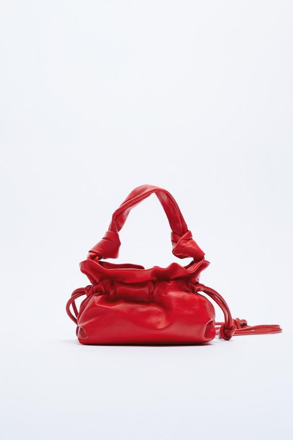 Bolso mini saca de color rojo de Zara (39,99 euros)