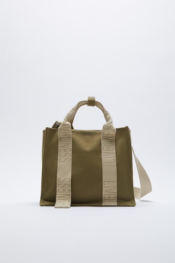 Bolso estilo shopper con mensaje de la nueva colección de Zara (19,99 euros)