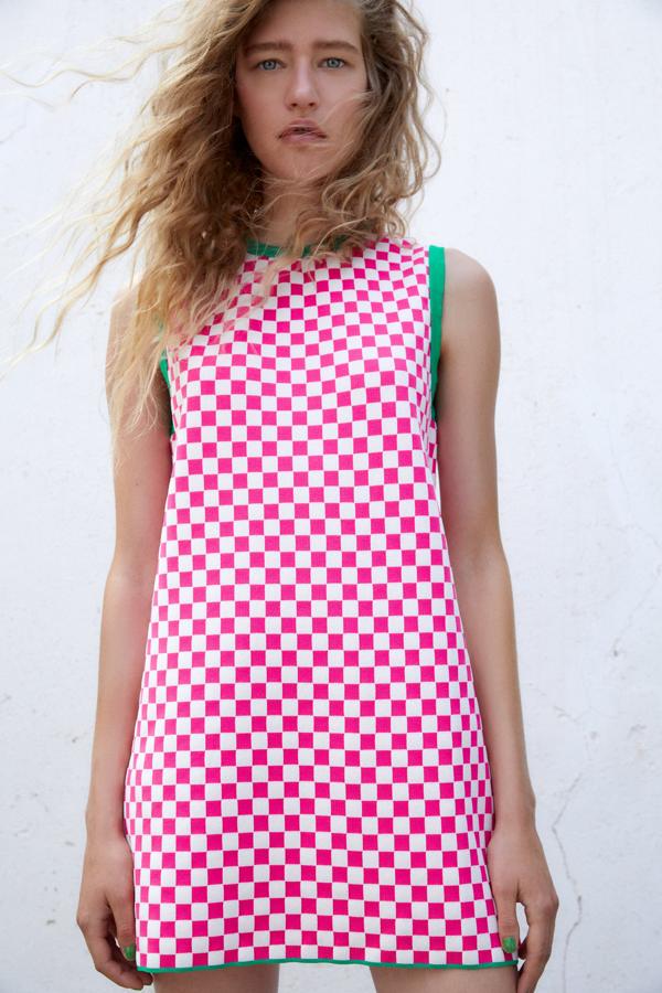 Mini vestido con estampado de cuadros rosas de Zara (19,99 euros)