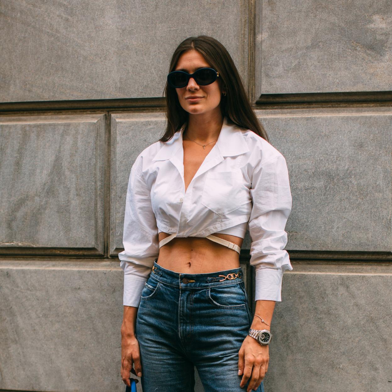 Pincha en la imagen para descubrir las camisas y blusas oversize con las que conseguirás un look con un plus de estilazo