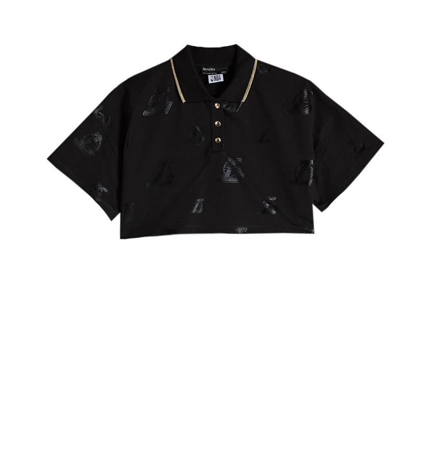 Polo cropped negro (22,99 euros).