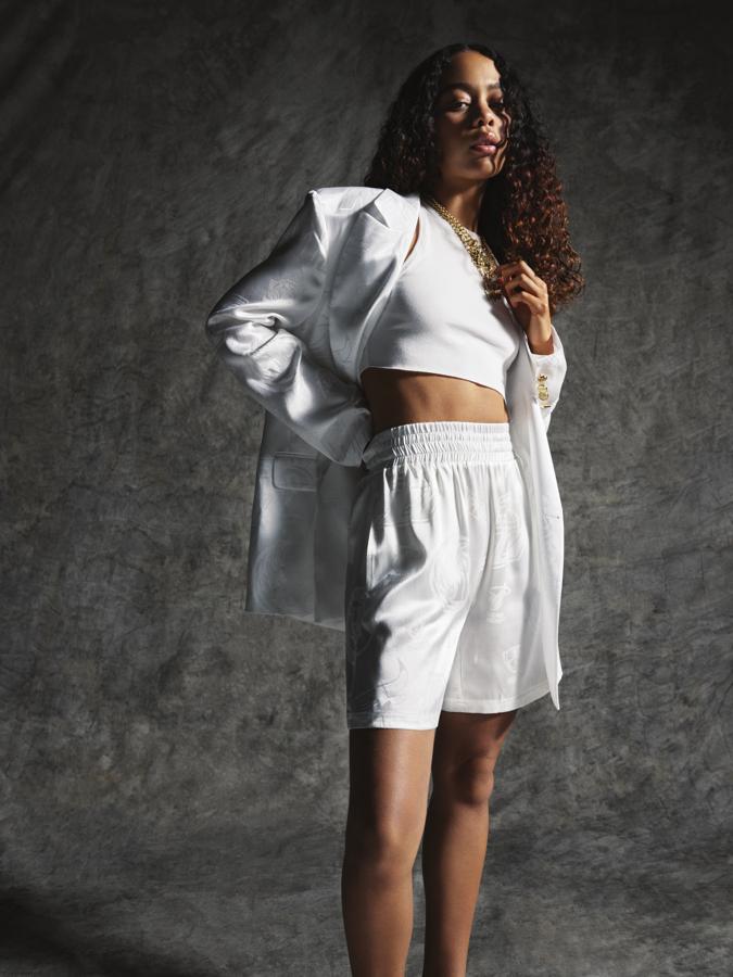 Blazer blanca satinada (45,99 euros) y bermuda satinada (29,99 euros).