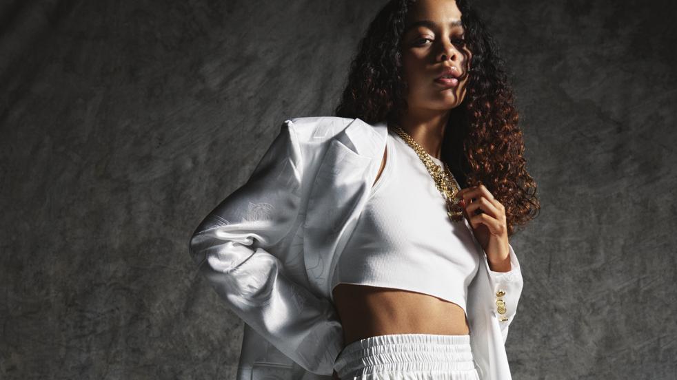 Una blazer satinada o los vaqueros noventeros: Así es la colección de Bershka y NBA que va a enamorar a las amantes del baloncesto y el boxeo