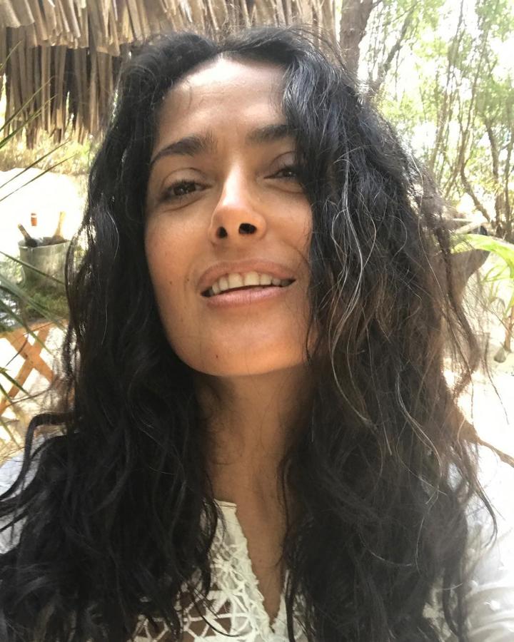 Salma Hayek compartió esta imagen en redes sociales asegurando estar muy orgullosa de sus mechones blancos.