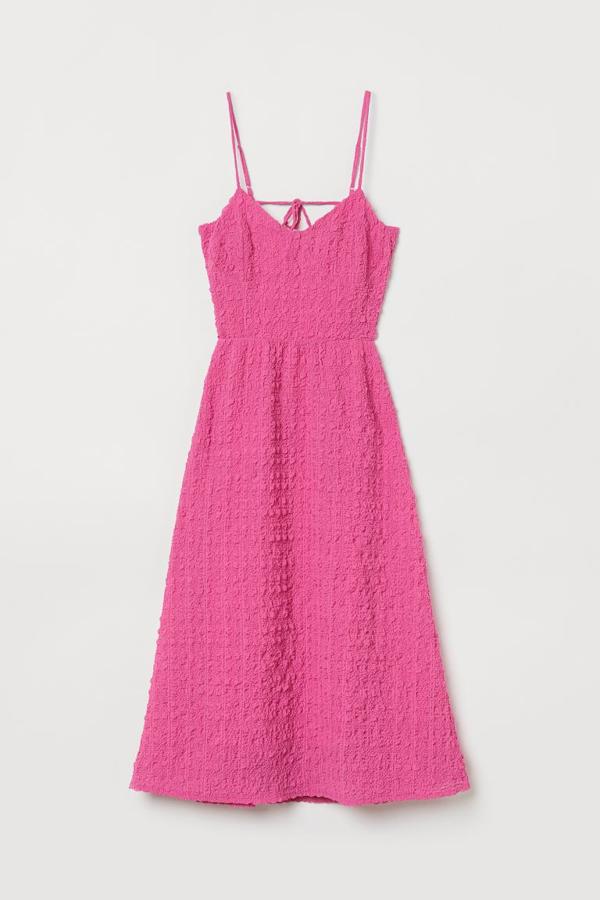 Vestido midi de tejido vaporoso con textura, tirantes finos y espalda descubierta.