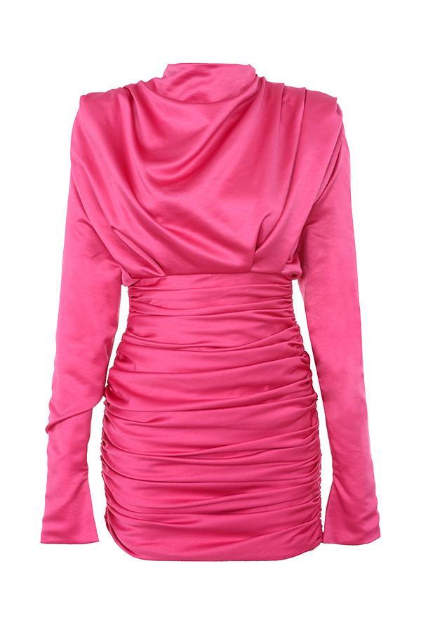 Vestido corto 'Giorgiana' de satén fruncido, con manga larga, cuello subido y hombreras.