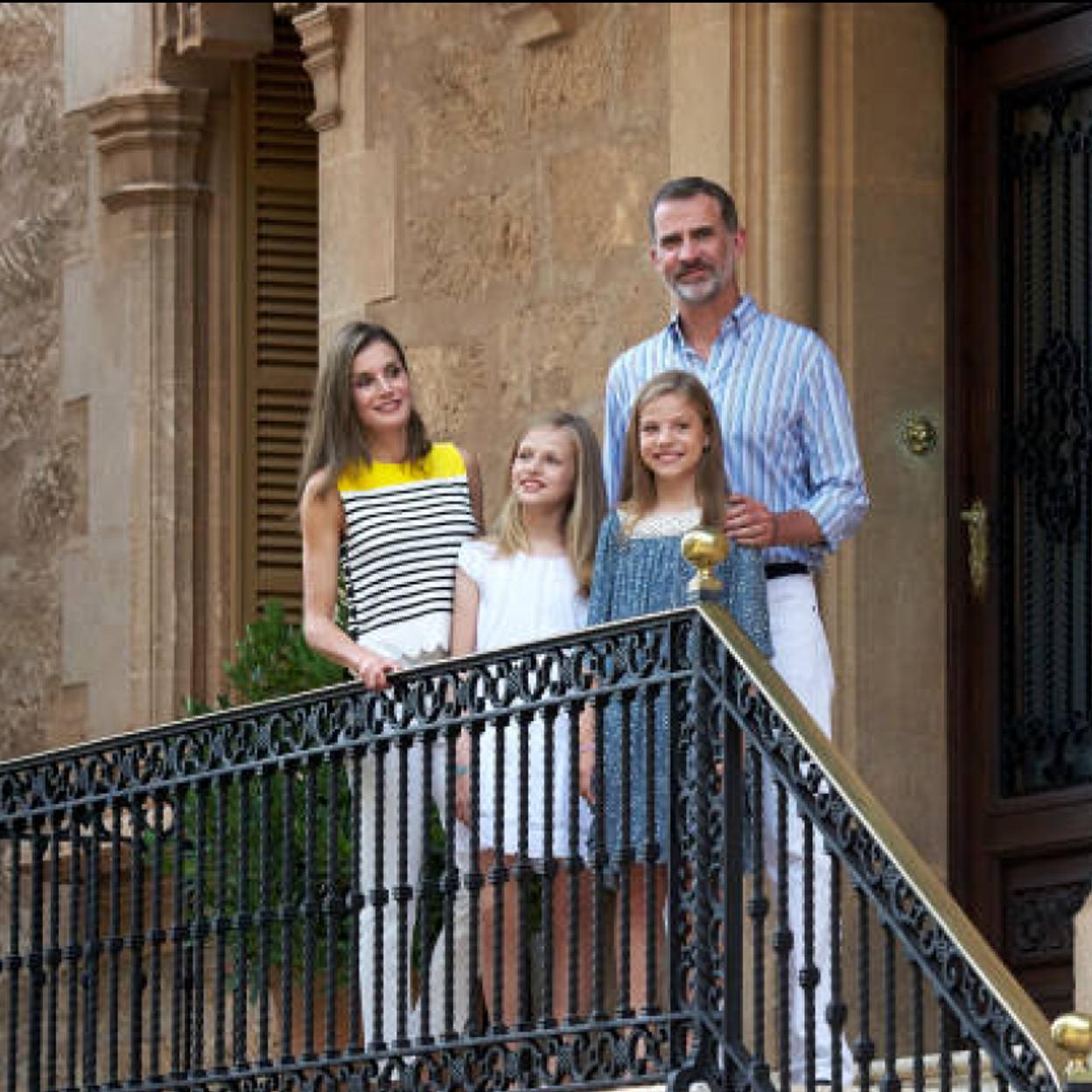 La familia real vuelve a Mallorca y el palacio de Marivent este verano. Si quieres ver los mejores looks de la reina Letizia, pincha en la imagen.