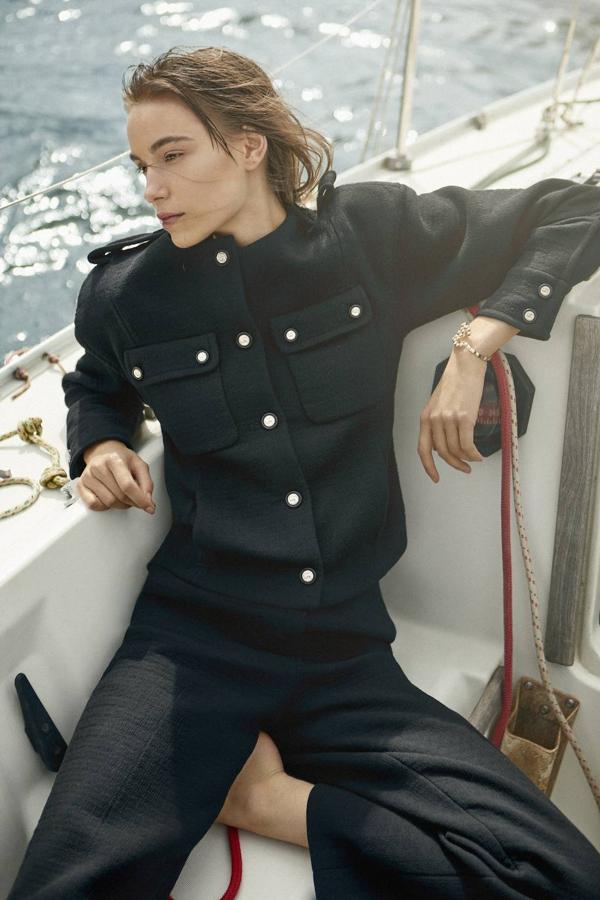 Chaqueta, pantalones y pulsera, todo de  Chanel. Agradecimientos: Real Club Náutico de Madrid (realclubnauticodemadrid.es). Maquillaje y peluquería: David López (Esther Almansa Management) para GHD. Asistente de estilismo: María Vidal.