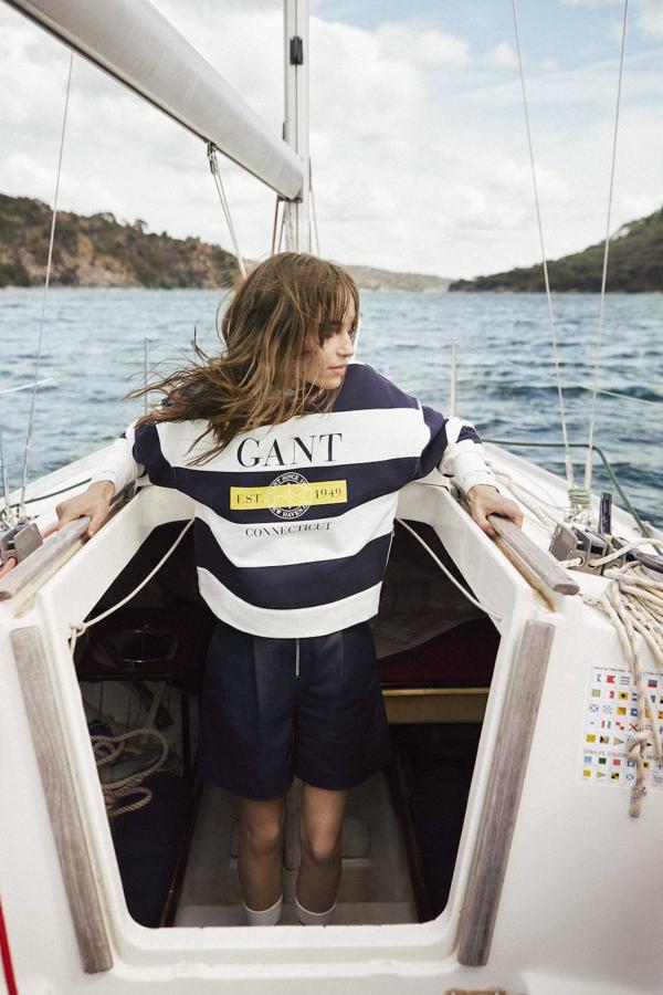 Sudadera y calcetines, ambos de Gant; camisa de Polo Ralph Lauren y bermudas de Boss.