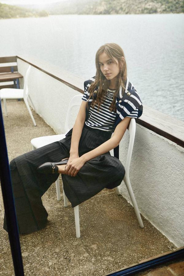 Camiseta de Marella, pantalones de Max Mara, jersey de Marina Rinaldi, naúticos de Fosco para Merkal y collar de Aristocrazy.