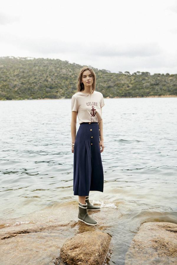 Camiseta, falda y botas, todo de Celine; y pulseras de Hermès.