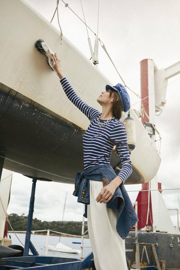 Jersey, bermudas y cazadora vaquera, todo de  Polo Ralph Lauren; gorra de  Casa Yustas y collar de  Aristocrazy.