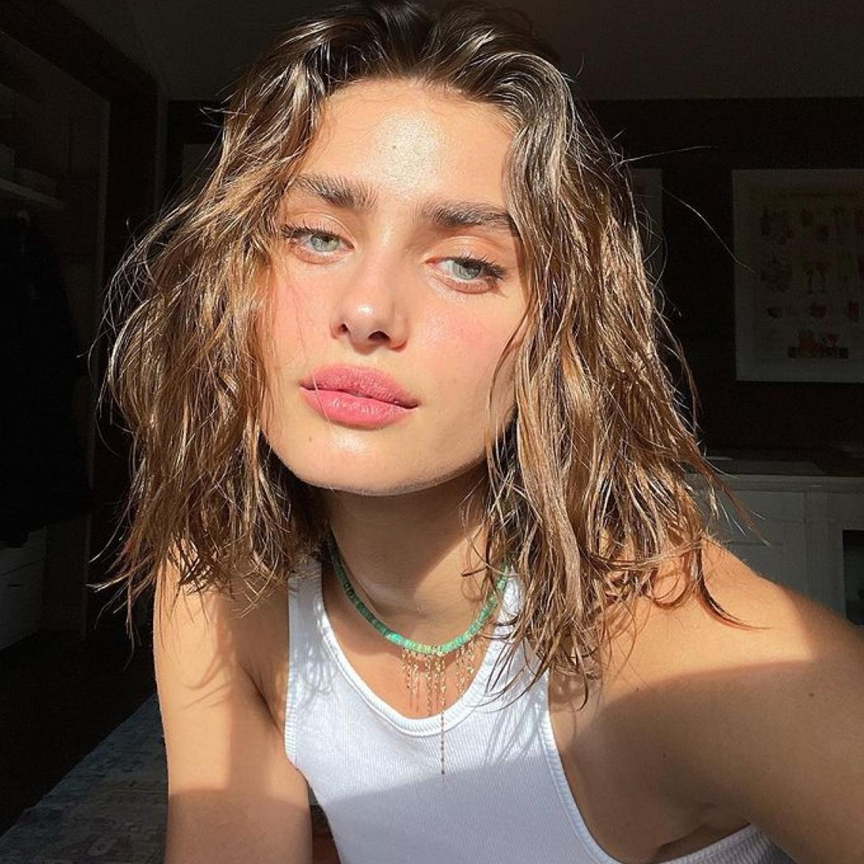 Mujer con piel brillante