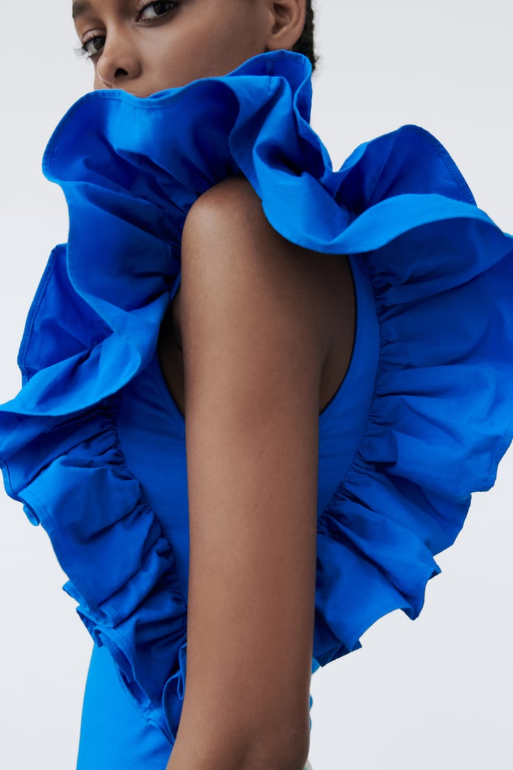 Imagen secundaria 1 - Un top, dos vestidos y una falda: todo lo que un volante es capaz de hacer por tu look