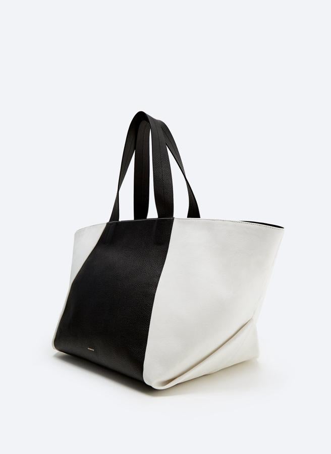 Este bolso capazo de piel en color blanco y negro cuenta con doble asa de mano y tiene un precio de 79,95 euros (antes 159 euros).