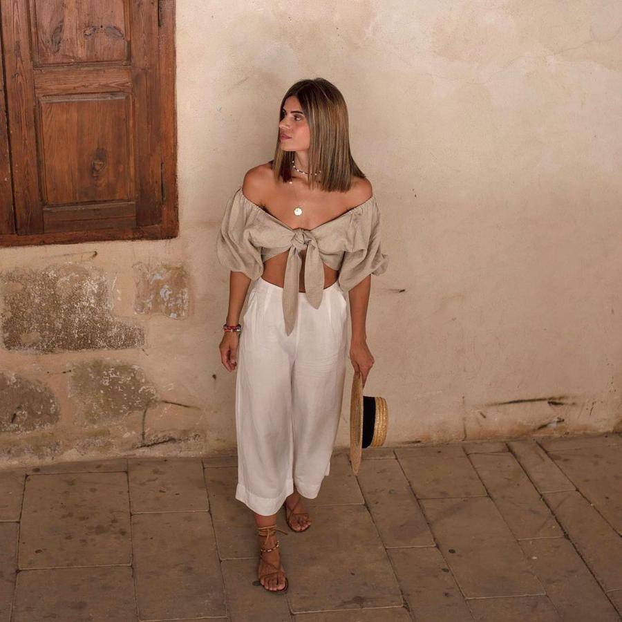 Top con los hombros al aire + pantalón fluido + sandalias planas