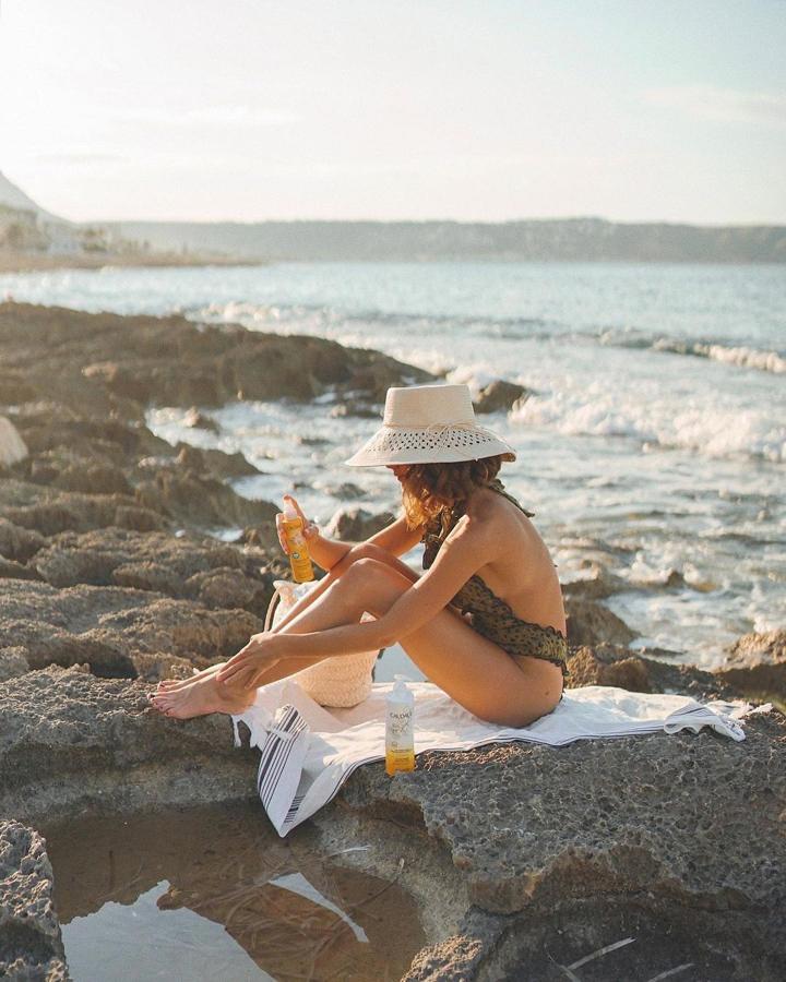 Bañador con lunares + sombrro de rafia