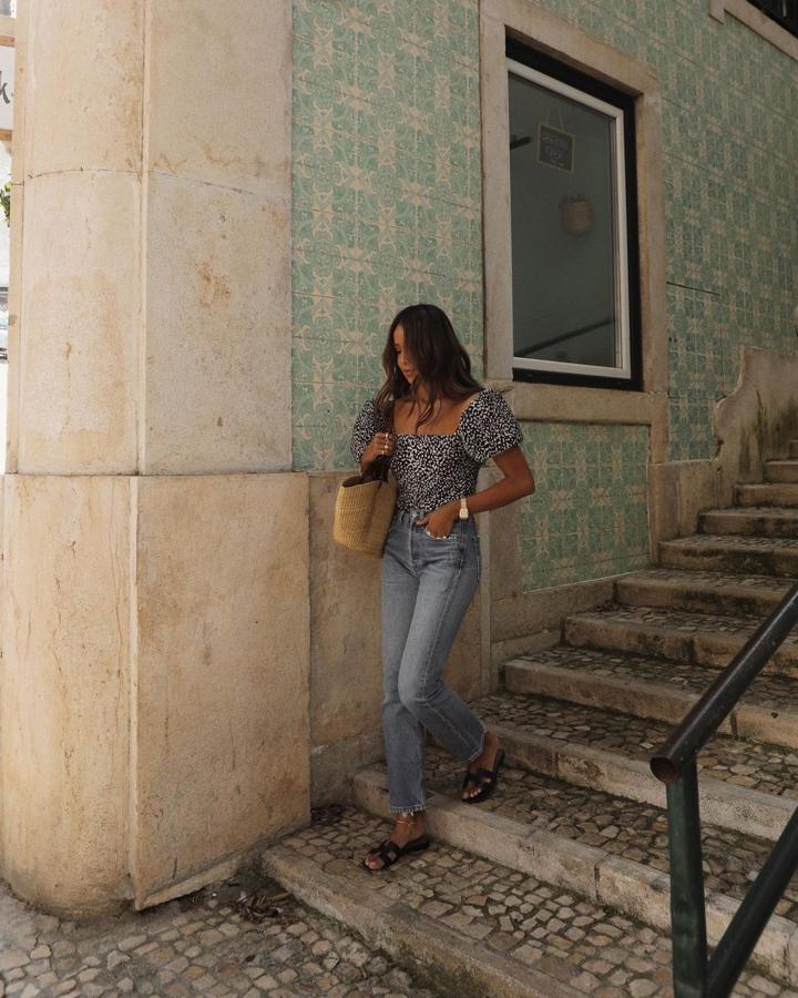 Blusa con estampado bicolor + vaqueros rectos + sandalias planas 