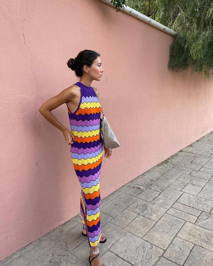 Vestido de punto con estampado zigzag + sandalias planas 