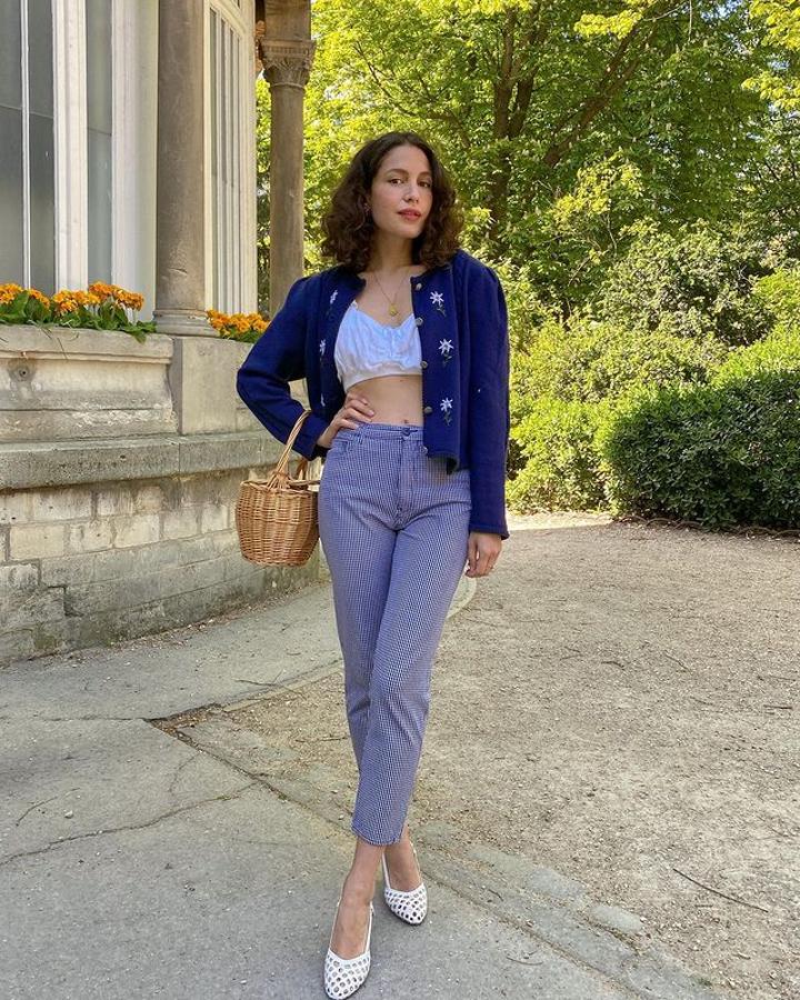 Al estilo parisino 'chic'. Cárdigan bordado con flores, pantalón capri, bralette de algodón, bolso tipo cesta y zapatos de tacón corto.