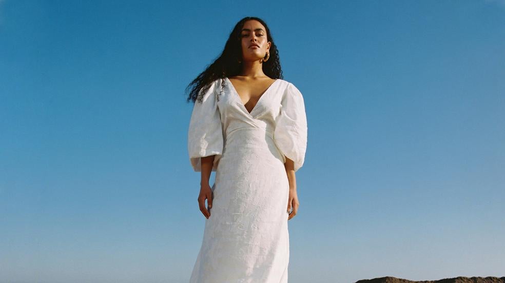 Vestidos, camisetas o bolsos: Uterqüe rebaja sus prendas estrella a menos de la mitad de su precio