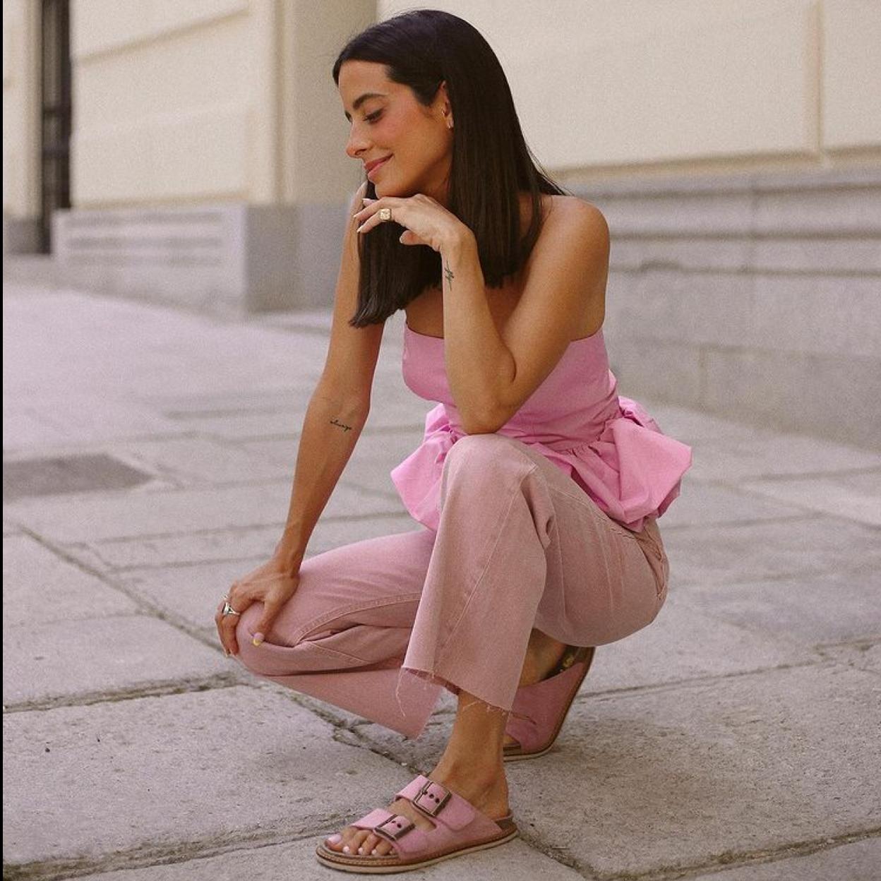 Pincha en la imagen para ver sandalias y chanclas bonitas y originales para triunfar con tu look de playa y piscina.