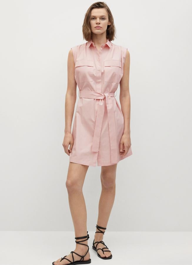 Disponible en rosa o en beige, este vestido camisero corto confeccionado en 100% algodón cuenta con bolsillos delanteros y cinturón ajustable. Ahora tiene un precio de 29,99 euros (antes 19,99 euros).