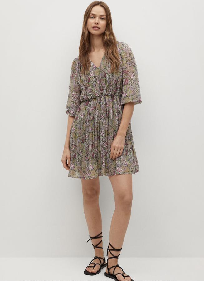 En color verde con estampado floral multicolor, este vestido corto con diseño plisado y manga corta tiene un precio de 15,99 euros (antes 29,99 euros).
