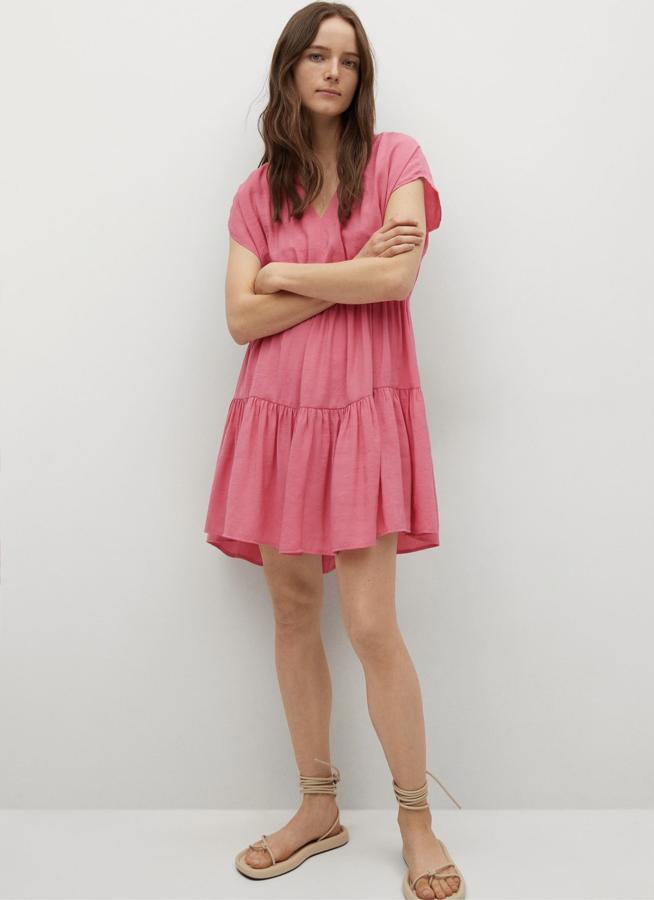 En color rosa fucsia, este vestido corto de manga corta y escote de pico cuenta con diseño acampanado y volante en el bajo. Tiene un precio de 19,99 euros (antes 29,99 euros).