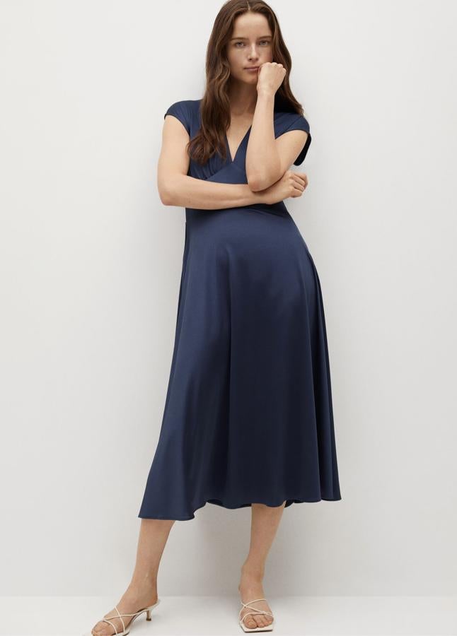 En color azul noche, este vestido midi de manga corta con acabado satinado y diseño acampanado cuenta con escote de pico y tiene un precio de 14,99 euros (antes 29,99 euros).