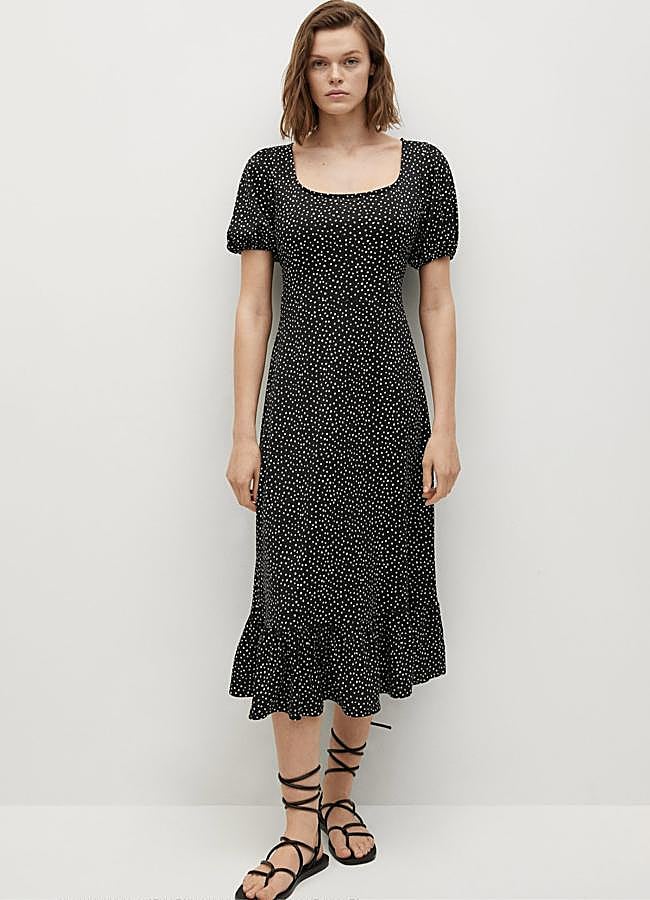 En color negro con estampado de lunares, este vestido midi de manga corta y volante en el bajo cuenta con abertura en la parte posterior y tiene un precio de 29,99 euros (antes 29,99 euros).