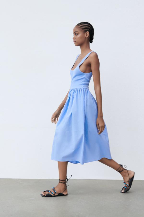 Vestido de tirantes en color azul lavanda de Zara (19,99 euros)