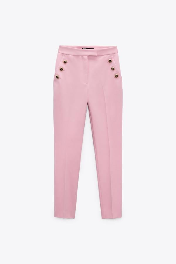 Pantalón rosa con doble botonadura de Zara (25,99 euros)
