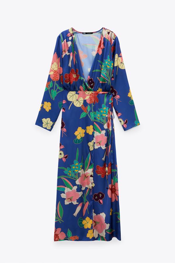 Vestido de inspiración oriental con flores de Zara (39,99 euros)