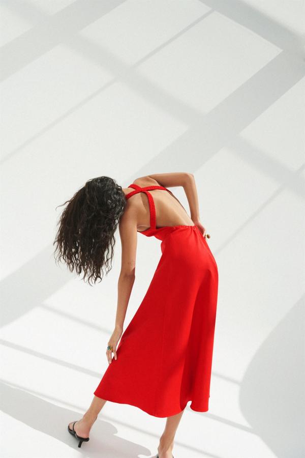 Vestido rojo con la espalda cruzada de Zara (29,99 euros)