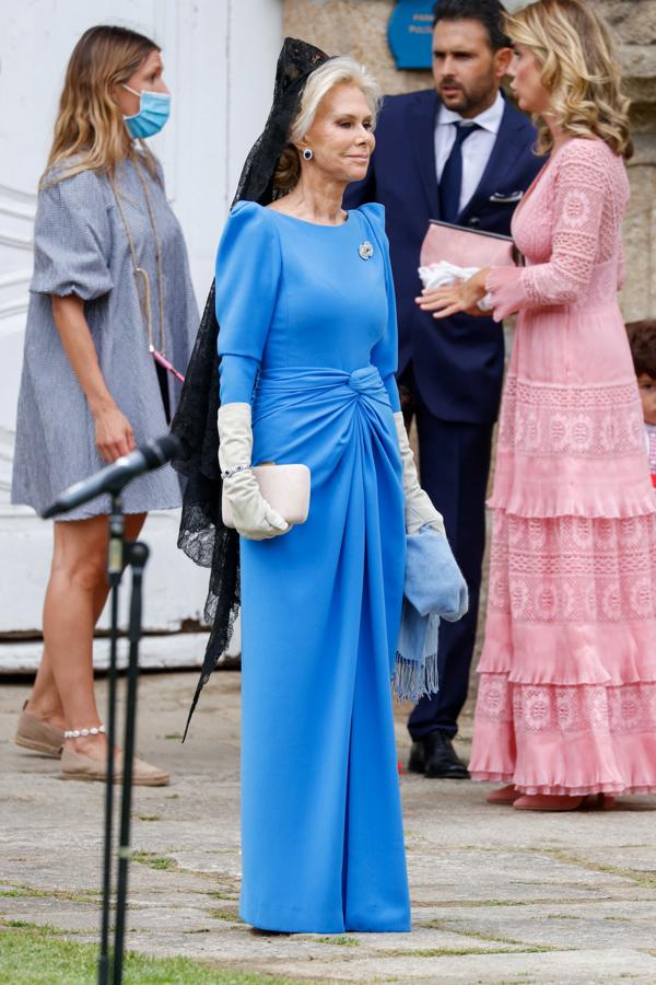 La princesa Cristina Hohenlohe, la madre del novio, con un vestido largo azul y mantilla.