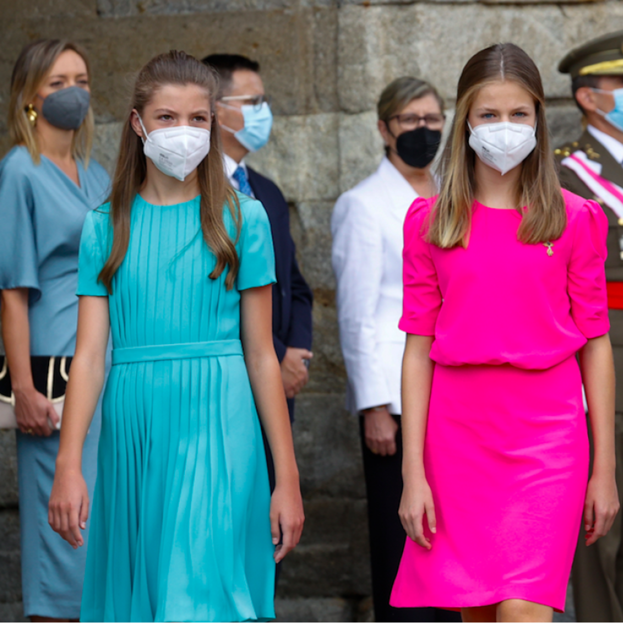 La princesa Leonor y la infanta en Santiago de Compostela. Pincha en la foto para ver los mejores looks de la reina Letizia en sus años como reina de España.