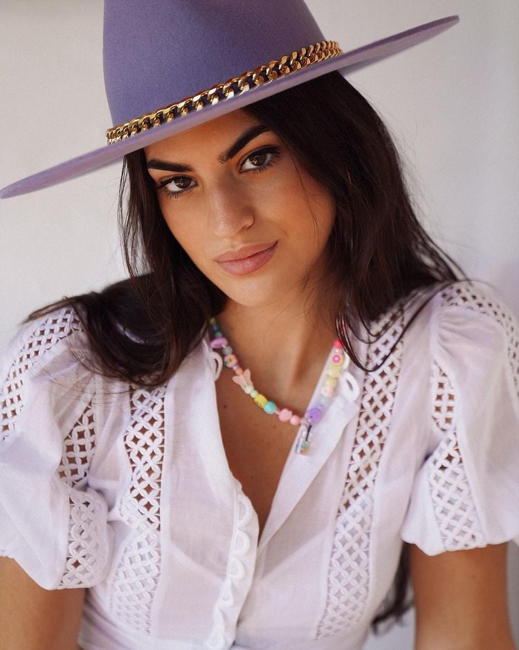 Pincha en la imagen para ver los sprays desenredantes que no pueden faltar en tu neceser.