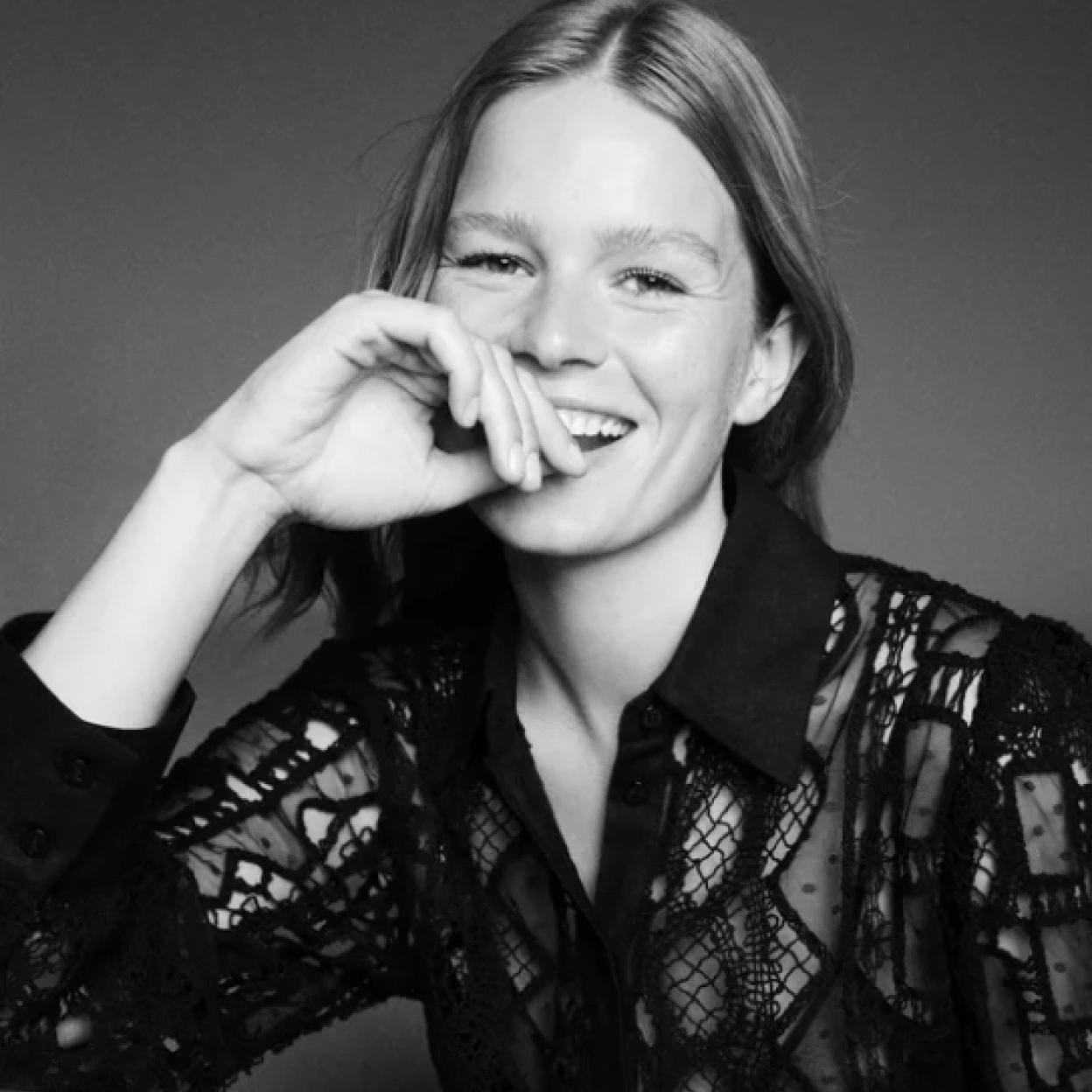 Pincha en la imagen para descubrir cómo se llevan este verano las camisas y blusas oversize que van a poner en tus looks un plus de estilazo