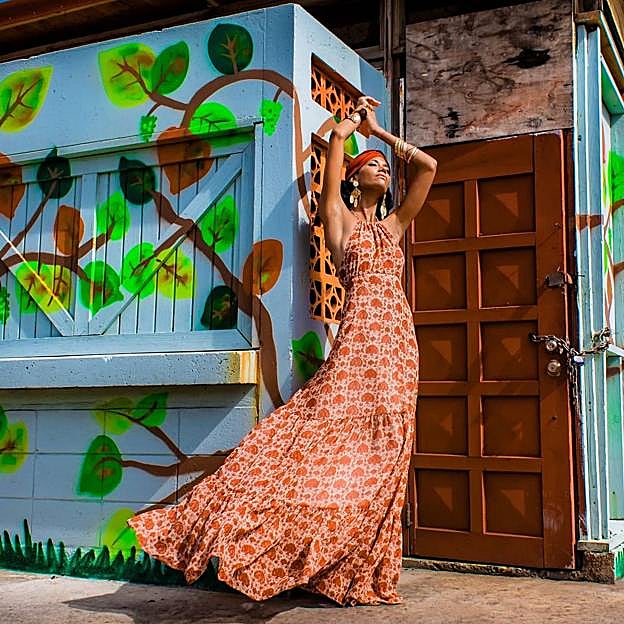 El vestido con escote halter más bonito y que mejor sienta está en H&M y solo lo puedes comprar online