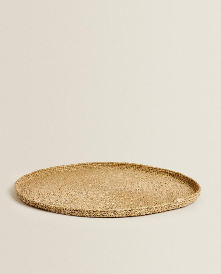 Bajoplato de rafia (35x35 cm). Cuesta en Zara Home 9,99 €.