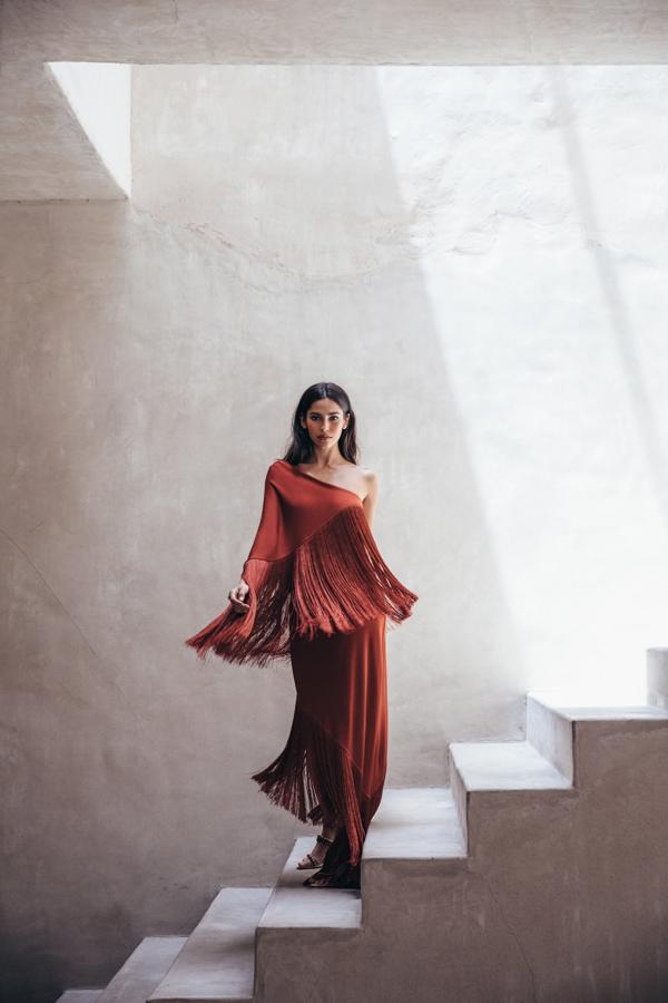 Vestido 'Zenyth' asimétrico adornado con flecos, en el tono arcilla.