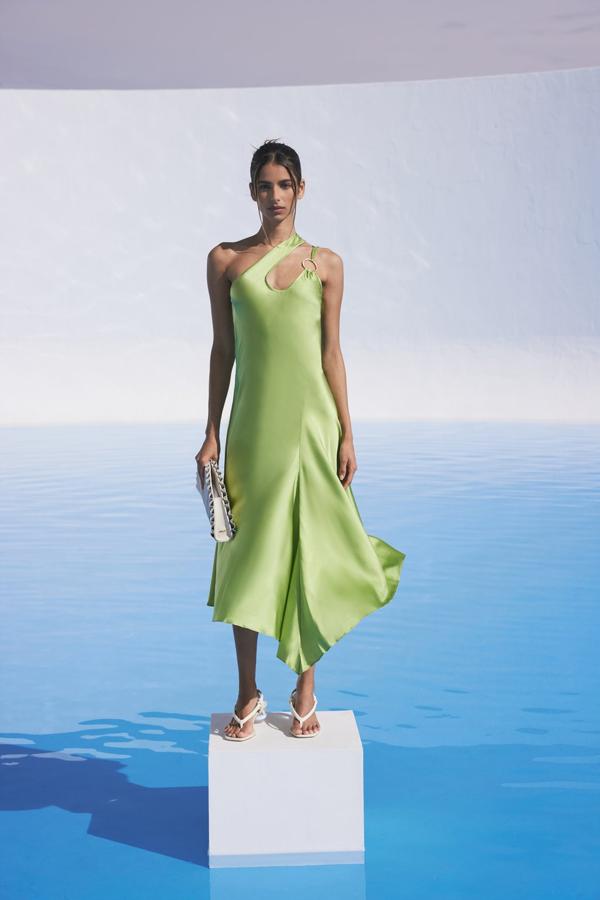 Vestido asimétrico 'Gwyneth' de satén, en el tono 'moss'.