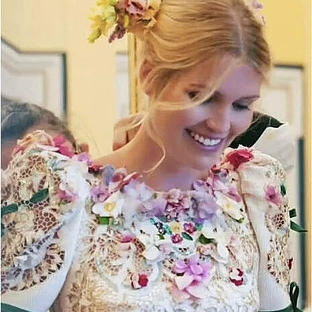 Imagen principal - Siete vestidos de Dolce &amp; Gabbana y un palazzo italiano: así ha sido la fastuosa boda de cuento de Kitty Spencer