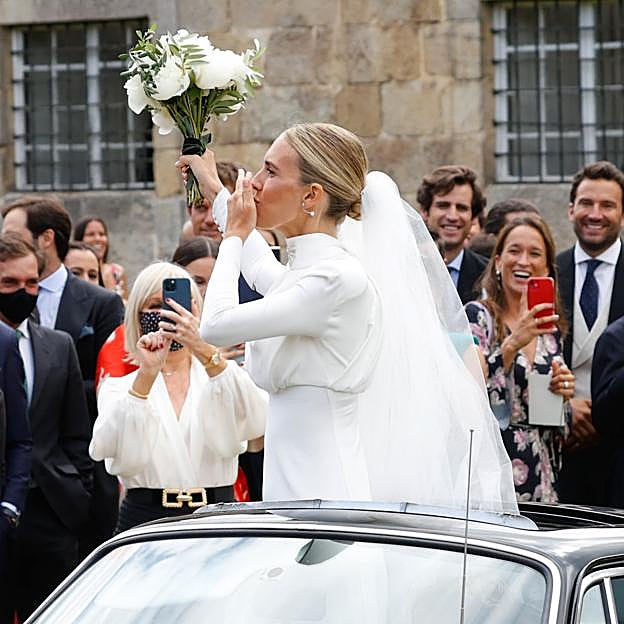 Lucía Bárcena en el cohe de época en el que se subió la pareja después de casarse.
