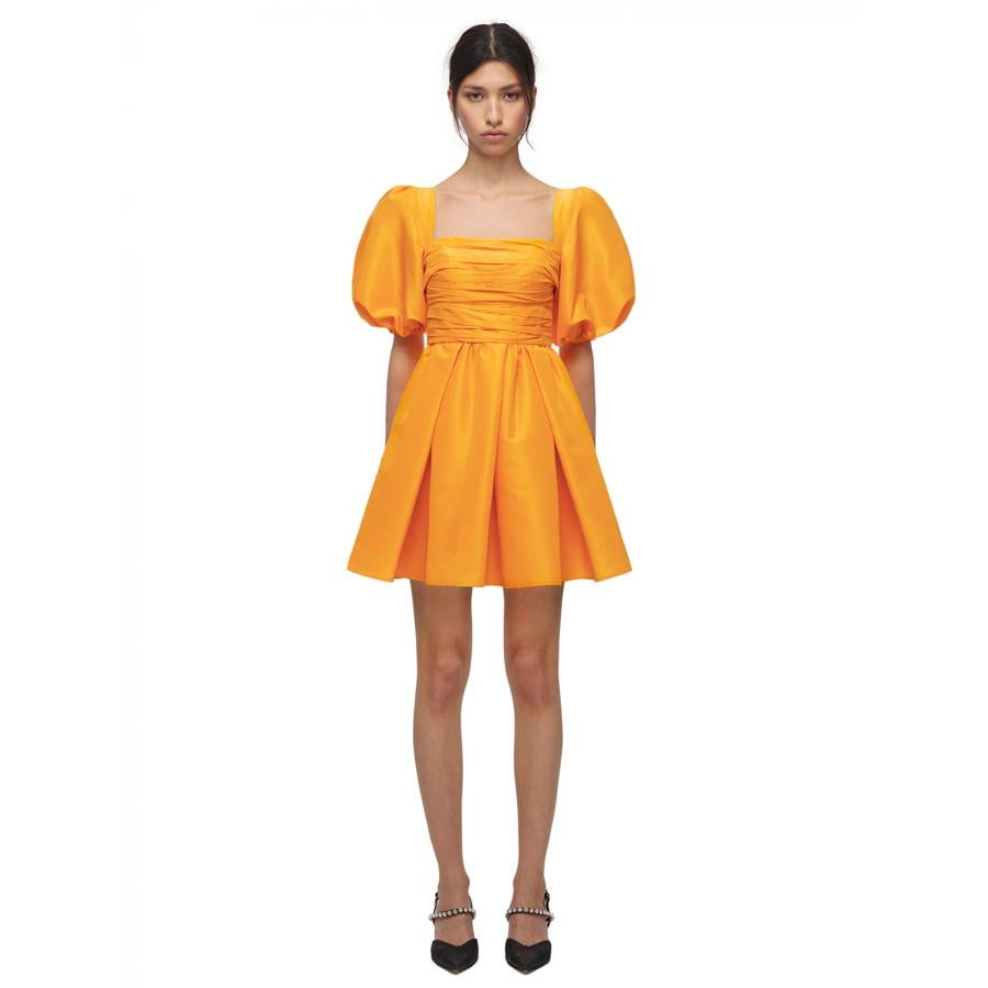 Mini vestido de tafetán en amarillo canario, con mangas abullonadas y falda con vuelo.