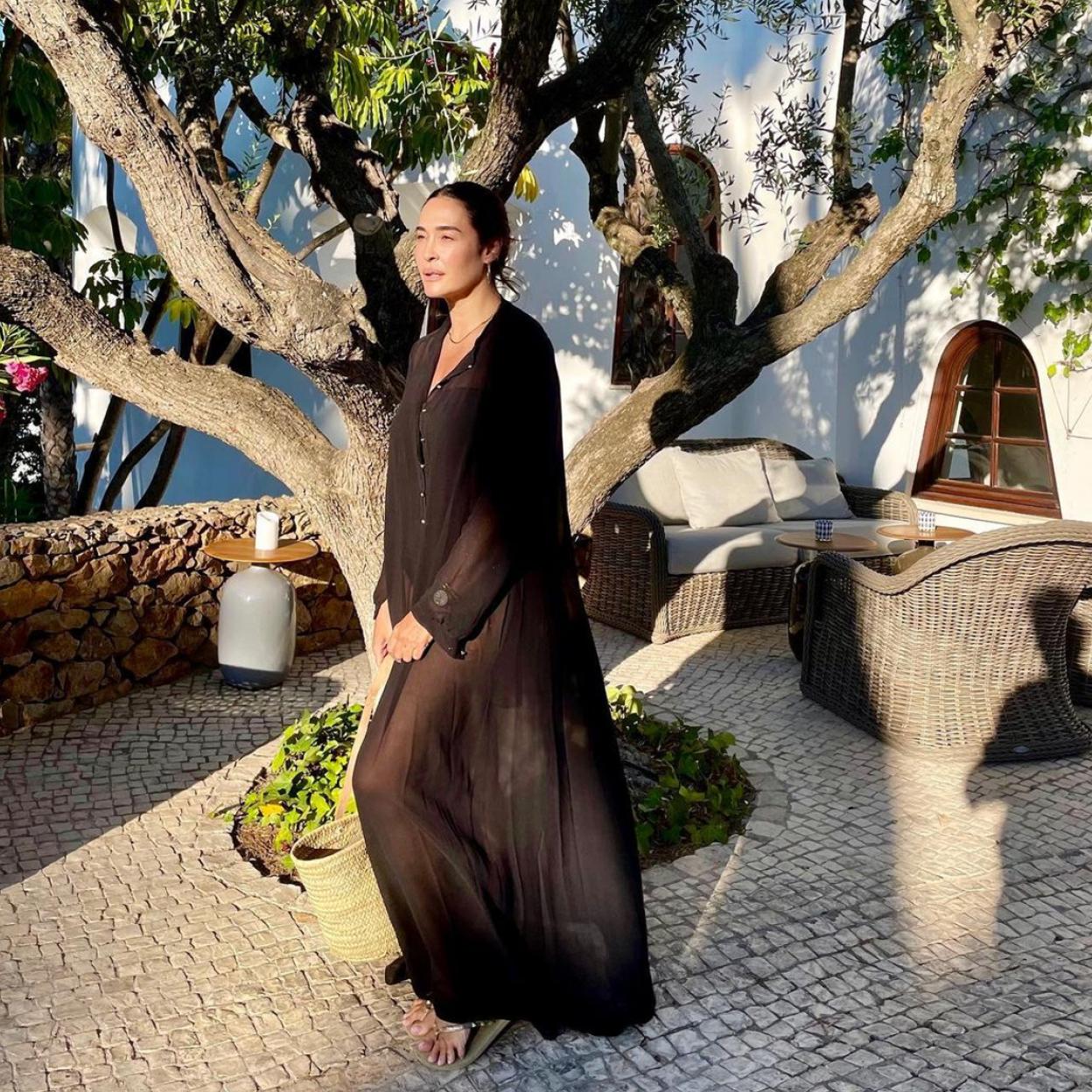 Pincha en la foto para ver cómo ha logrado Vicky Martín Berrocal parecer diez años más joven: 10 vestidos negros que triunfan con zapatillas.