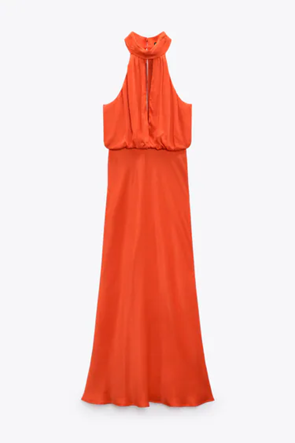 Vestido midi de cuello halter, satinado, en naranja.