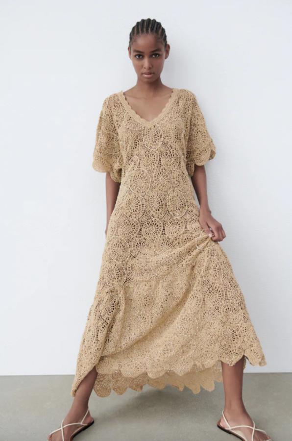 Dentro de la colección edición limitada de la firma de Inditex hemos encontrado este vestido de punto con escote de pico y mangas cortas de acabados redondeados, al igual que el bajo. Con detalles de aplicación de abalorios y en color arena, está disponible en las tallas XS-S y M-L y tiene un precio de 69,95 euros. 